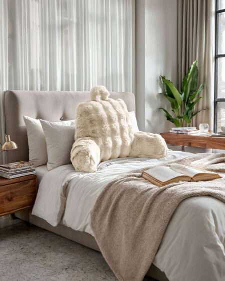 Primaviera Deluxe Bedrest Pompom Beige 34 x 50 cm